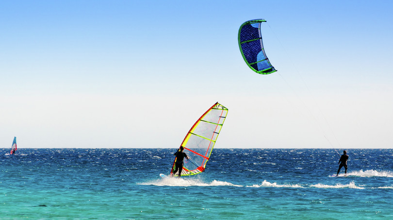 Imagen de dos personas haciendo surf.