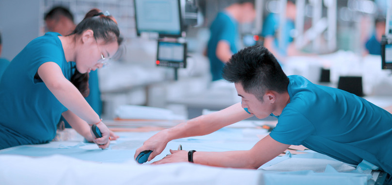 位于中国山东的酷特智能公司，生产定制西装。