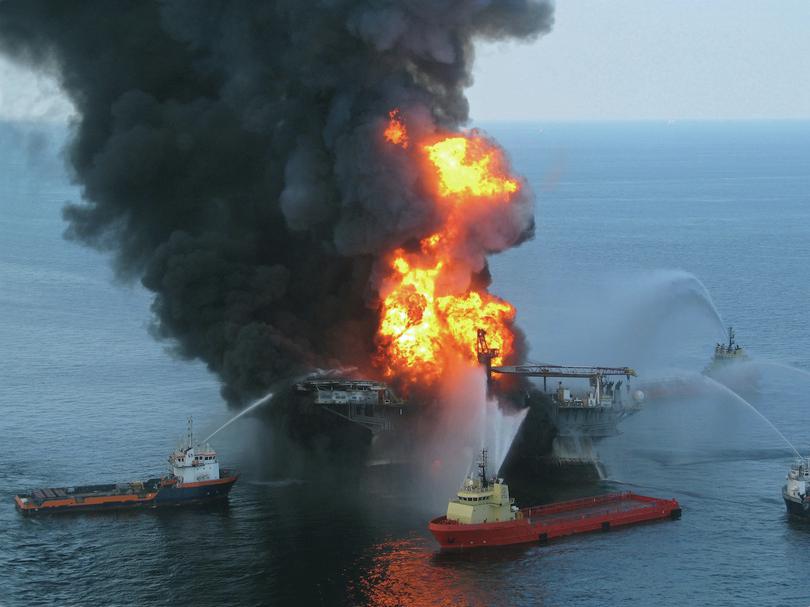 Piattaforma petrolifera in fiamme: per gentile concessione della Guardia Costiera USA